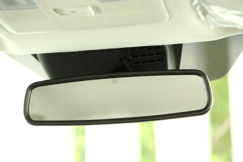 自動防眩ルームミラーも標準装備品