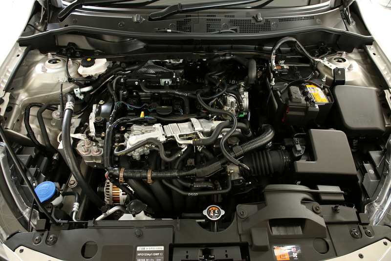 ガソリンエンジンは商品改良によって高効率化を果たした。燃焼方法の変更によってシリンダー内の流速を高め、燃焼効率を上昇。圧縮比を12.0から14.0に引き上げている。これにより一部の車種で2030年燃費基準における減税対象となった