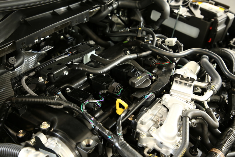 ガソリンエンジンは商品改良によって高効率化を果たした。燃焼方法の変更によってシリンダー内の流速を高め、燃焼効率を上昇。圧縮比を12.0から14.0に引き上げている。これにより一部の車種で2030年燃費基準における減税対象となった