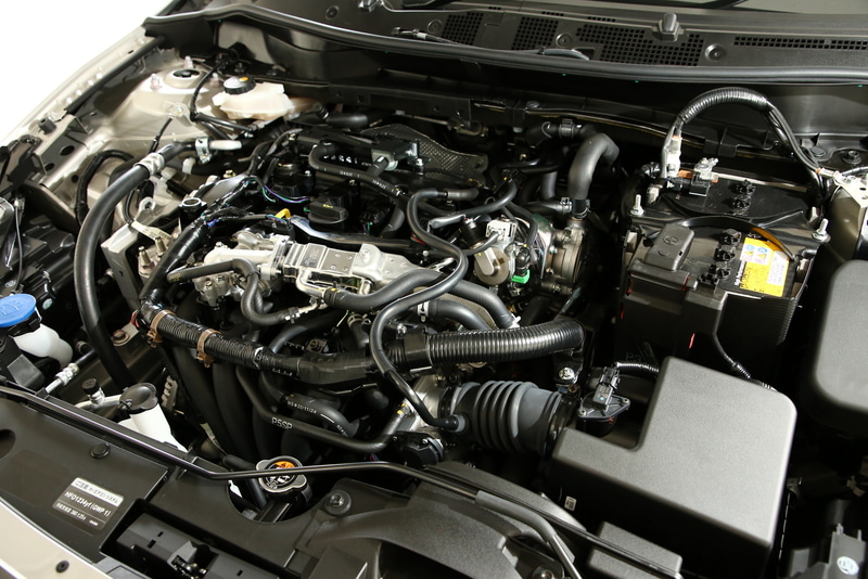 ガソリンエンジンは商品改良によって高効率化を果たした。燃焼方法の変更によってシリンダー内の流速を高め、燃焼効率を上昇。圧縮比を12.0から14.0に引き上げている。これにより一部の車種で2030年燃費基準における減税対象となった