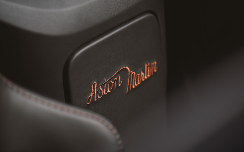 リアの収納スペースに刺繍された伝統的なAston Martinスクリプト