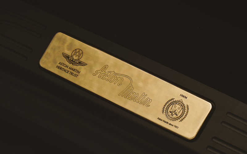 伝統的なAston Martinスクリプトが彫られたプレート