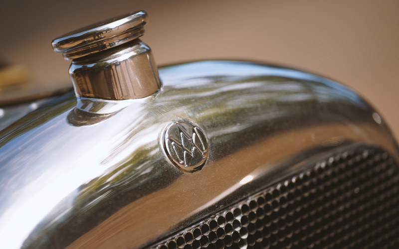 A3のフロントグリルとバッヂ