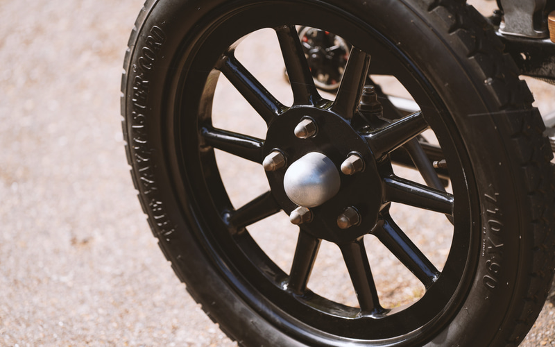 A3に数多く採用されていたブロンズのアイテムを再現するために、ブロンズのブレーキ・キャリパーが装備され、専用の20インチ・グロスブラック軽量鍛造ホイールも装着されている。右はA3のホイール