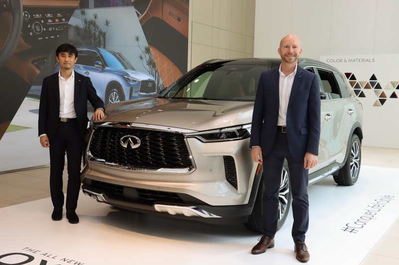 新型「QX60」メディアブリーフィングで解説を行なったインフィニティ グローバルデザイン担当シニア・デザイン・ダイレクター 中村泰介氏（左）とインフィニティ 商品戦略・企画部 部長 エリック・リゴー氏（右）