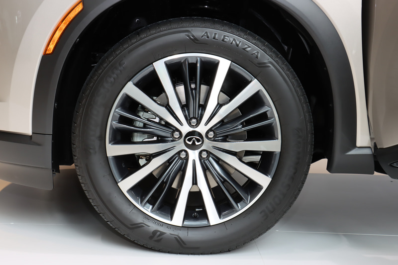 タイヤはブリヂストン製の「ALENZA Sport A/S」。タイヤサイズは前後255/50R20 105H