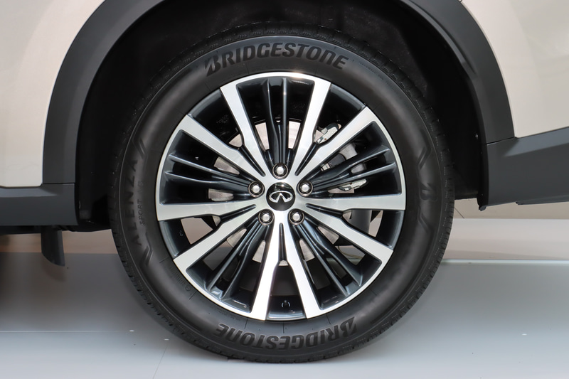 タイヤはブリヂストン製の「ALENZA Sport A/S」。タイヤサイズは前後255/50R20 105H