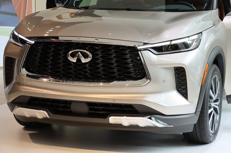 「QX55」と同じく日本の折り紙にインスパイアされたメッシュグリルを採用。SUV的な力強さを演出するため、ホイールベースを拡大して前後のオーバーハングを切り詰めてスタンスのよさを表現したほか、前後のバンパー下部にガードパネル風のメタル調パーツを施した