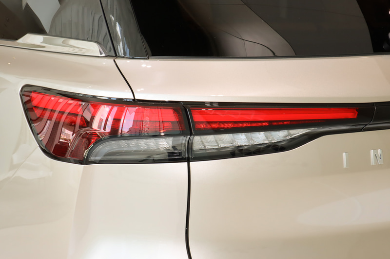 ヘッドライトとリアコンビネーションランプに「デジタルピアノキー」と呼ぶデザインエッセンスを採用