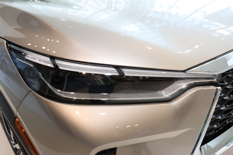 ヘッドライト下辺のクロームパーツに「キモノパターン」を設定して日本のDNAを表現