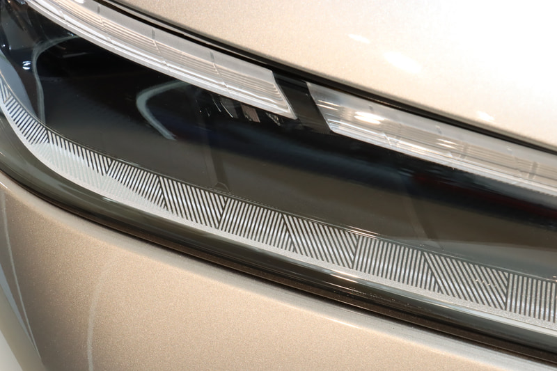 ヘッドライト下辺のクロームパーツに「キモノパターン」を設定して日本のDNAを表現