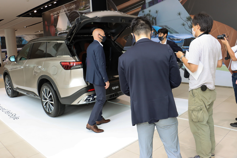 ラゲッジスペースのユーティリティについて解説するリゴー氏