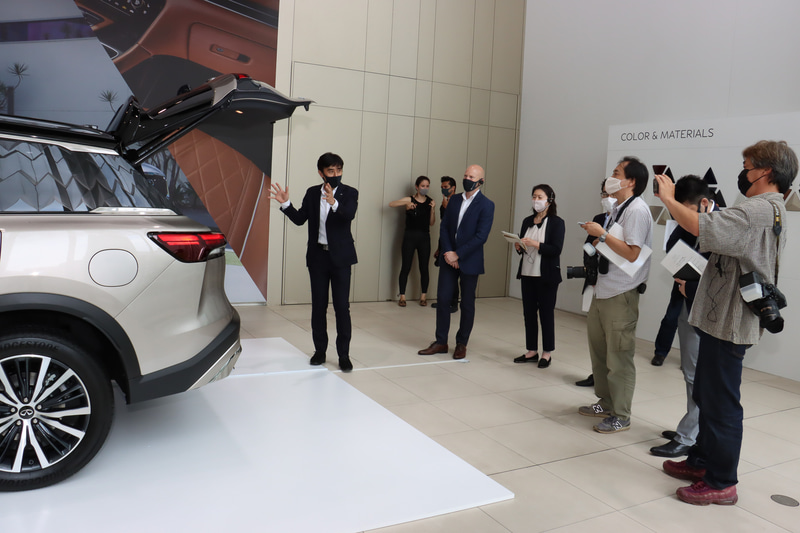 フロント、リア共に水平なラインで安定感を表現している