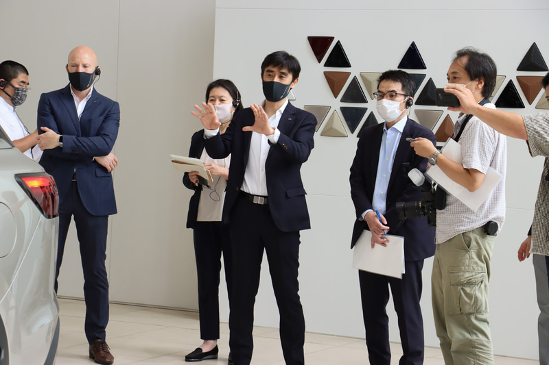 フロント、リア共に水平なラインで安定感を表現している