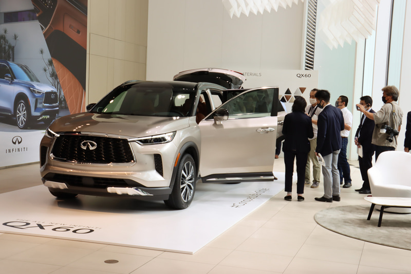 日産グローバル本社ギャラリー内にある「インフィニティラウンジ」に展示された新型QX60を実際に見ながら2人の担当者から解説が行なわれた