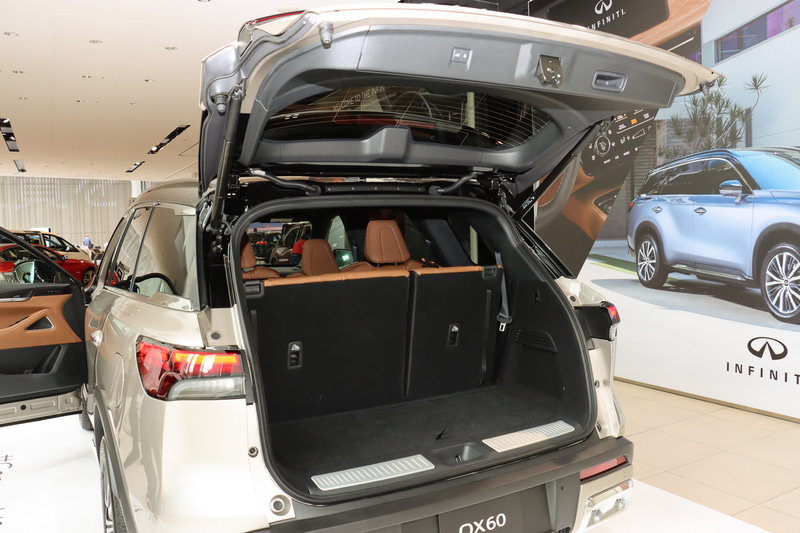 新型QX60のラゲッジスペース