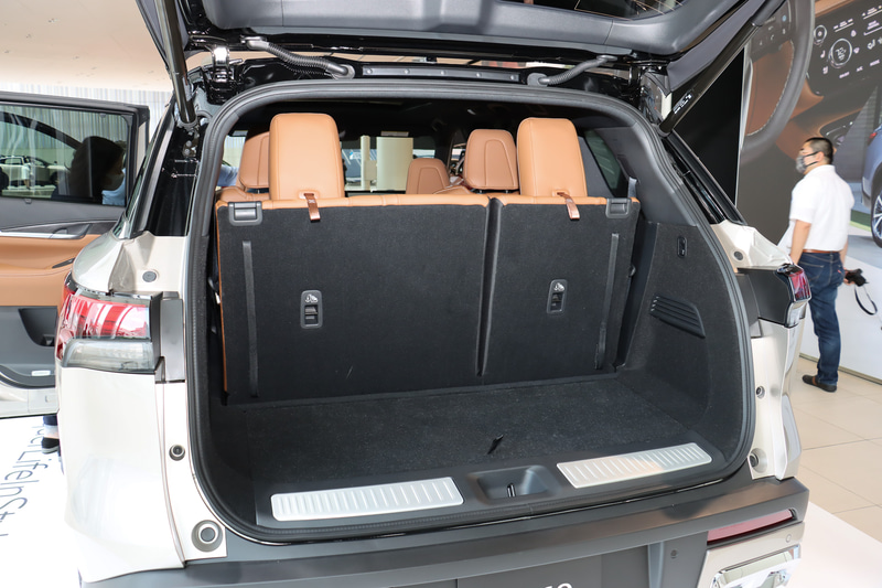 定員乗車状態でも十分に広いとリゴー氏がアピールするラゲッジスペース。3列目シートのシートバックは10段階でリクライニング可能