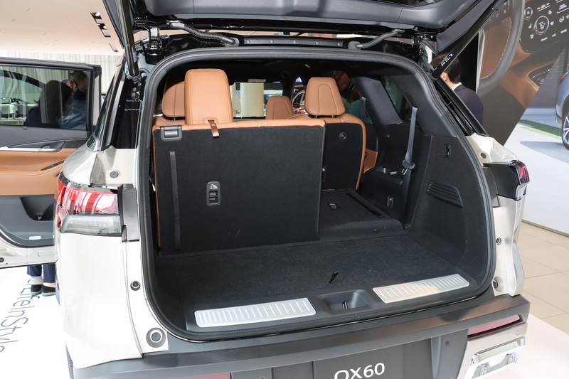 3列目シートのシートバックは6：4分割可倒で前方に倒れ、ほぼフラットなラゲッジスペースを作り出してくれる