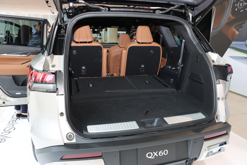 3列目シートのシートバックは6：4分割可倒で前方に倒れ、ほぼフラットなラゲッジスペースを作り出してくれる