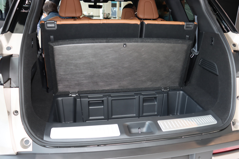 アンダーフロアストレージの容量は54.1L。フロアパネルは自由な位置で固定可能だ