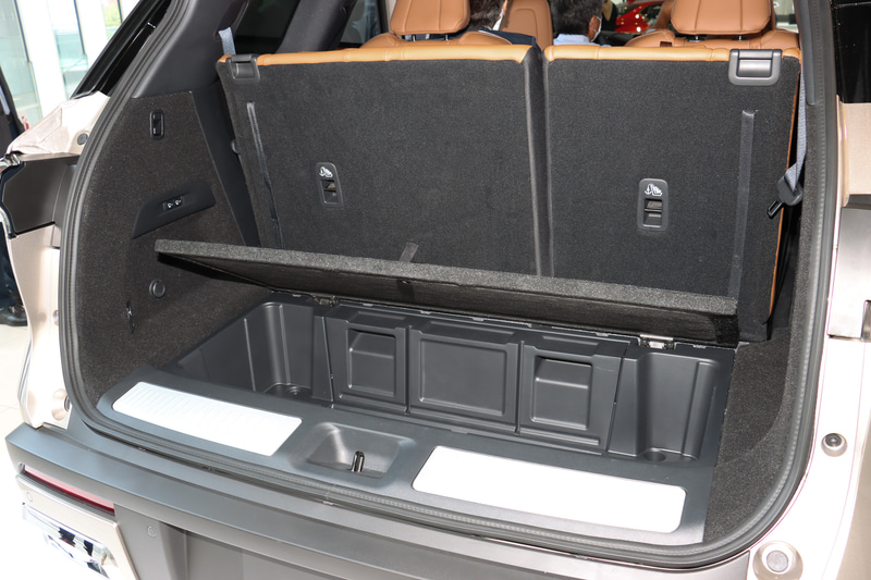 アンダーフロアストレージの容量は54.1L。フロアパネルは自由な位置で固定可能だ