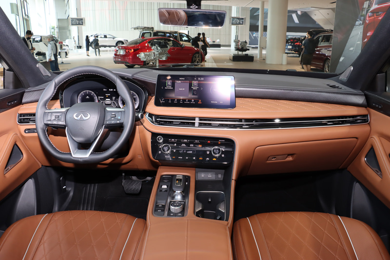 インパネのレザーにまでステッチを施してラグジュアリーテイストを表現