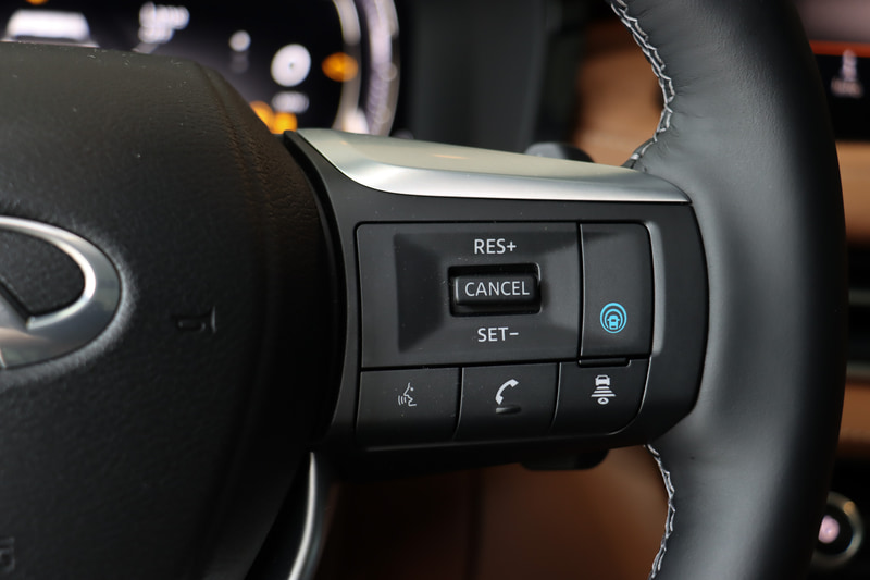 レザーステアリングにパドルシフトを設定。右側のステアリングスポークにプロパイロットの操作スイッチをレイアウトする。システムとしては「スカイライン」に搭載する「プロパイロット 2.0」と同じだが、北米仕様ではシングルレーン対応になるとのこと