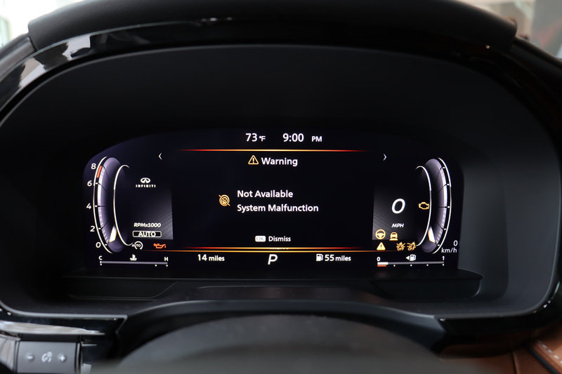 デジタルメーターパネルは多彩な車両インフォメーションを大きく表示する「アドバンストモード」、2眼式メーターをイメージした「クラシックモード」の2種類を用意