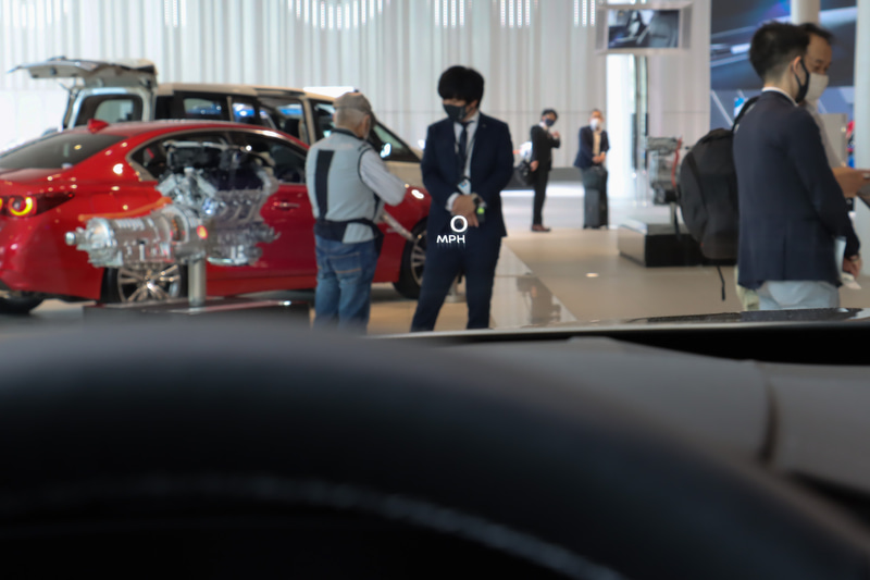 ヘッドアップディスプレイも装備している