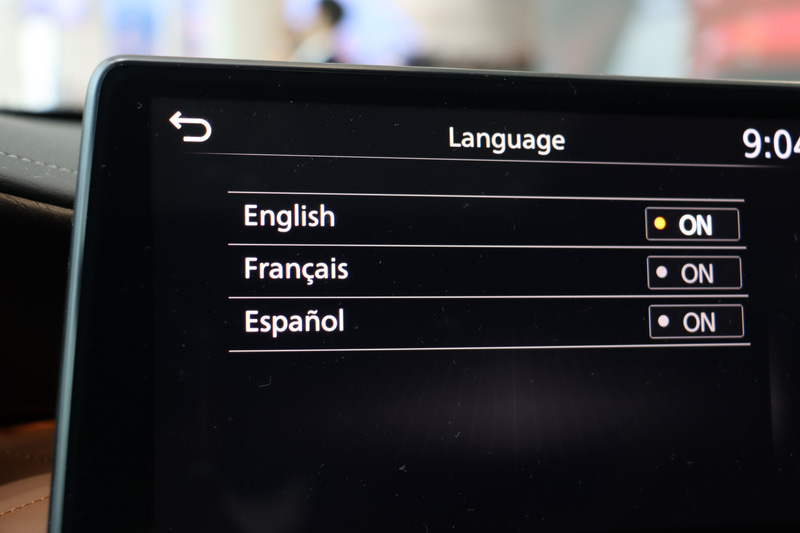 センターコンソールの12.3インチ高解像度タッチスクリーン。言語設定は英語、フランス語、スペイン語が用意されていた