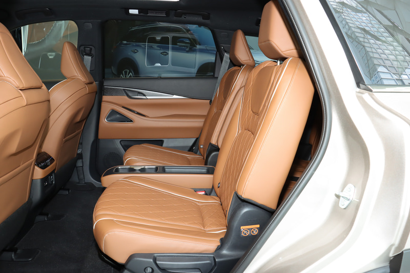 2列目シートにセパレートタイプのキャプテンシートを採用する7人乗り。1列目と2列目のシート形状や構成をできるだけそろえ、どちらに座っても近い感覚になるようにしている