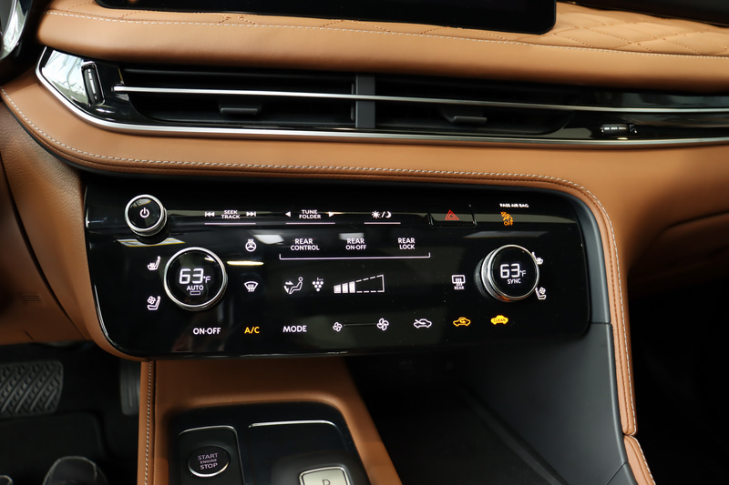 インフィニティモデルとして初めてハプティック機能を採用したエアコン操作パネル。北米仕様モデルらしい華氏での温度設定をダイヤル内に表示する