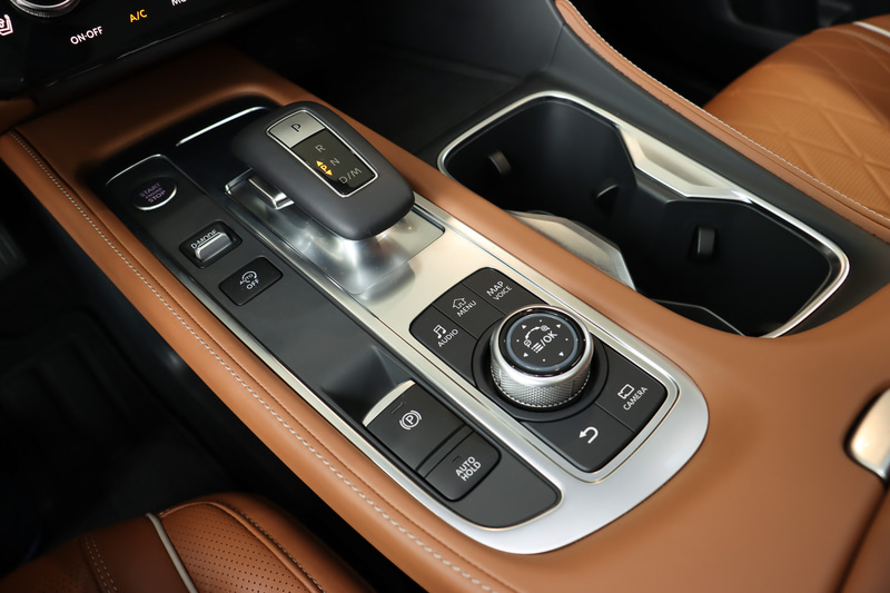 9速ATのシフトセレクター左側にドライブモードセレクターをレイアウト。カップホルダーの前方に、ワイヤレス充電規格「Qi」に対応するスマートフォン置き場も用意する