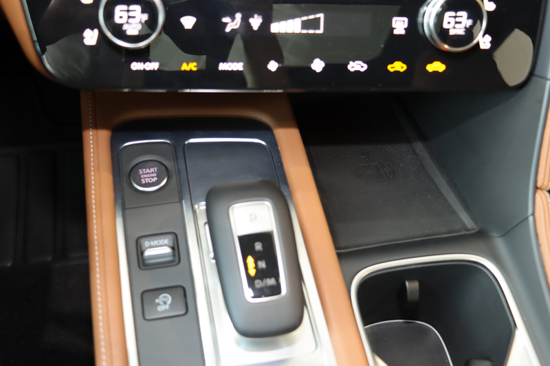 9速ATのシフトセレクター左側にドライブモードセレクターをレイアウト。カップホルダーの前方に、ワイヤレス充電規格「Qi」に対応するスマートフォン置き場も用意する