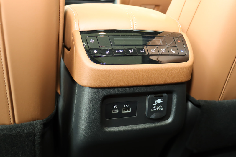 1列目シートのセンターアームレスト後方にエアコンの操作パネル、各種充電ポートを設定。USBポートはタイプA、タイプCを各1個用意
