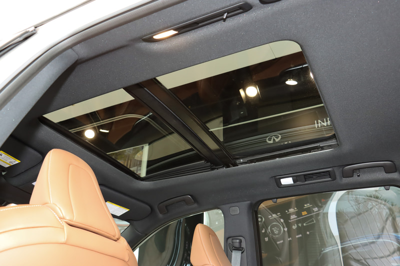 ガラスサンルーフも装備