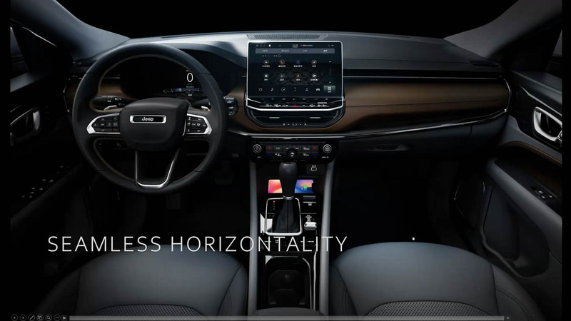 新しいコンパスのインテリアデザイン。水平のラインを強調するとともに、インパネ中央の“ボルスター”が幅広さを印象づけている