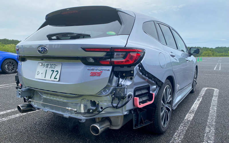 フレキシブルドロースティフナーリヤは左右のリアフレームの後端部（リアバンパーの内部）に装着し、適度なテンションをかけることで走行中のシャシーのしなりを補正し、機敏な初期操舵としなやかな乗り心地を両立するというもの。価格は3万5200円