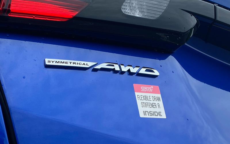 フレキシブルドロースティフナーリヤには購入者特典として、同パーツを装着していることを示す特典ステッカーが付属する