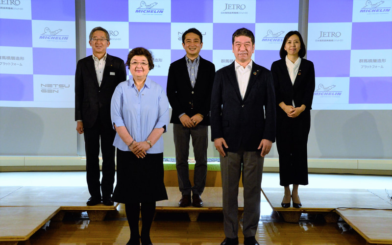 左から群馬県 産業経済部長 鬼形尚道氏、一般社団法人群馬積層造形プラットフォーム 代表理事 鈴木宏子氏（共和産業 代表取締役社長）、本貿易振興機構（ジェトロ）群馬貿易情報センター 所長 柴原友範氏、日本ミシュランタイヤ株式会社 代表取締役社長 須藤元氏、日本ミシュランタイヤ株式会社 研究開発本部 新規事業部長 伊藤祥子氏