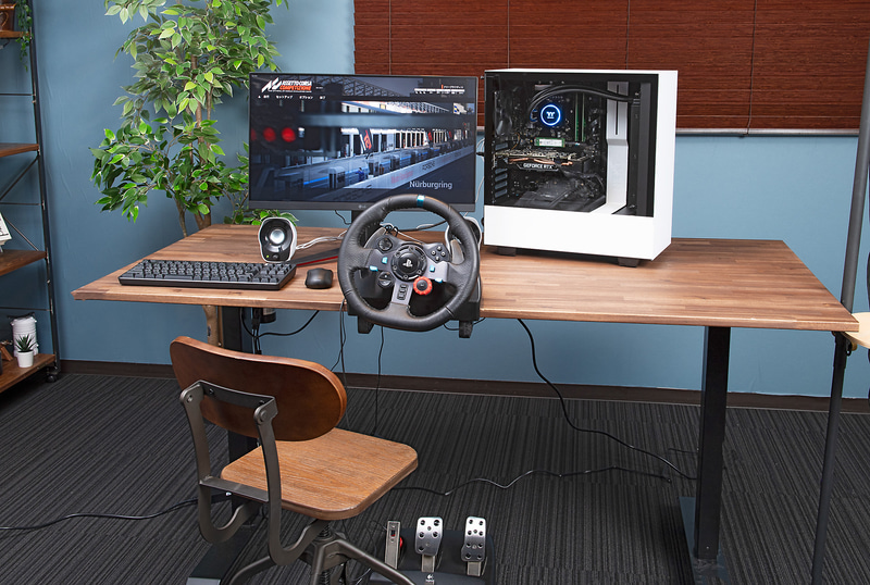 自作PCに加え、橋本氏のリクエストであるハンドルを加えて完成したPCレーシングシミュレータ環境