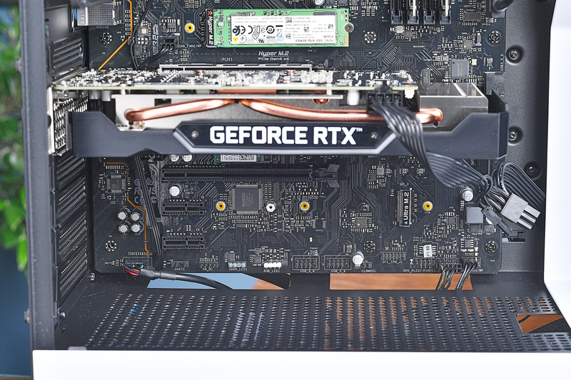 マザーボードにはさまざまなケーブルを接続する端子が用意されている。ケース側に用意されているUSB端子やオーディオ端子などを利用するには、そのケーブルをマザーボードに接続しておく必要があるのだ。忘れるとせっかく用意されているケース側のUSB端子やオーディオ端子などが利用できないので要注意。