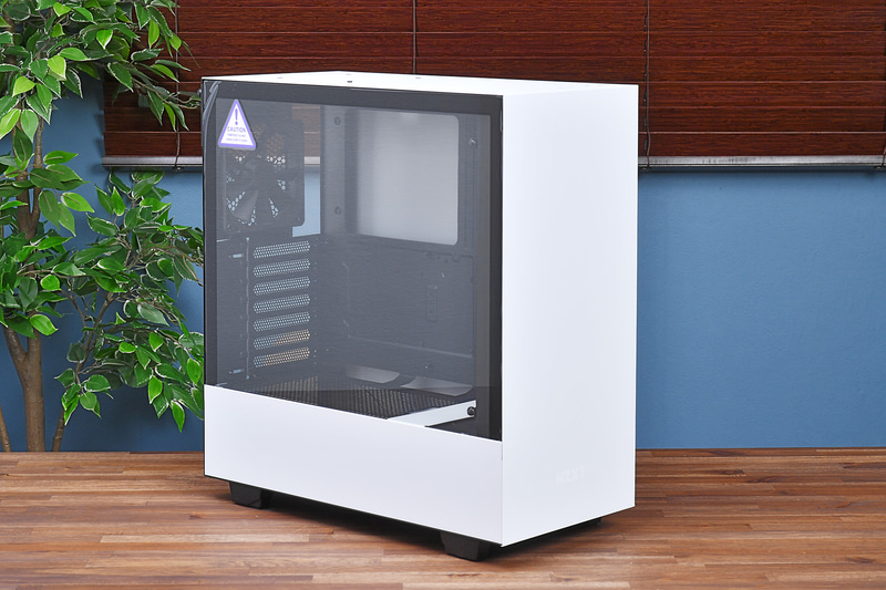 今回使用するケースは側板がガラスパネルになっており、側板を閉めてもこだわりのPCパーツを眺めることができる。側板がクリアではない金属製のモデルもあるので、好みで選ぼう