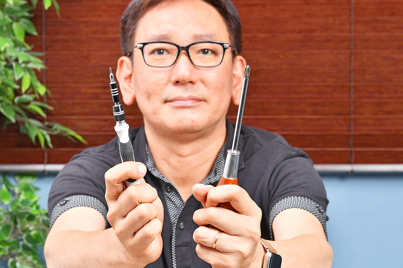 工具はプラスドライバーがあれば何とかなる。橋本氏は「半田ごてを使うの？」と身構えていたが、不要と聞いてかなり気が楽になった様子