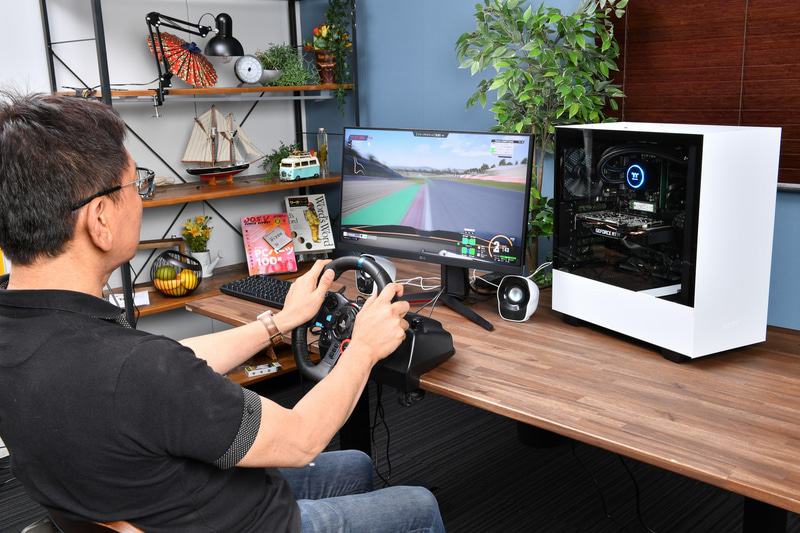 走り込みを始める橋本氏。画質やコントローラの設定を追い込む際にも、ラップタイムを詰めてゆく