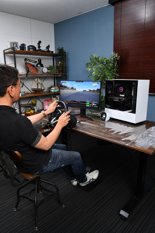 HORIの「Racing Wheel OverDrive for Xbox Series X|S」は1万円台前半から手に入るハンドルコントローラ。この価格でフットペダルまで付いてくる。とりあえず今持っているPC環境でeモータースポーツに挑戦したいならこれもありだろう