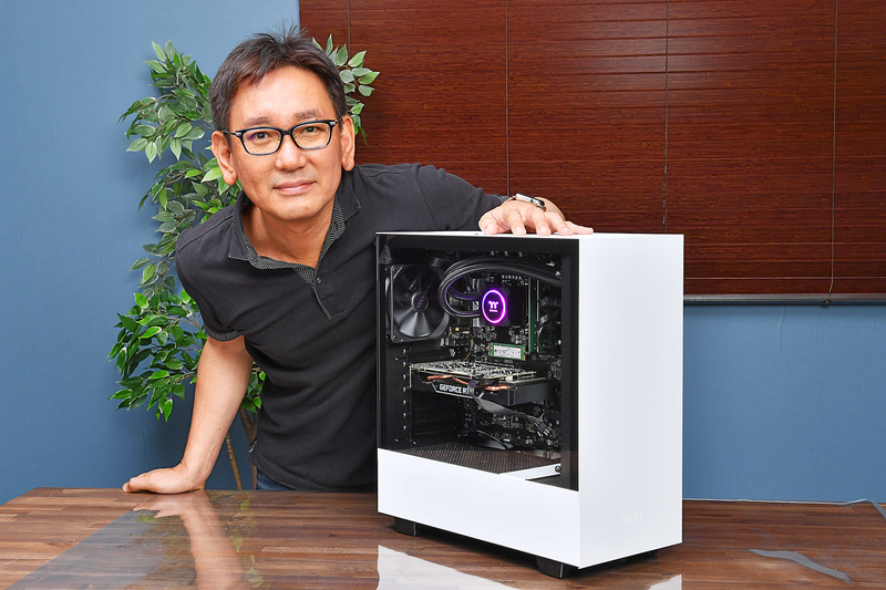 完成したインテル最新CPU採用のeモータースポーツ向けPC。eモータースポーツも快適にできるほか、ExcelやWordのビジネスアプリも爆速で動作する。Windowsの起動速度も速い