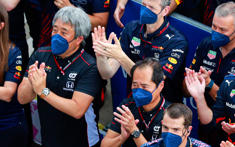 2優勝したマックス・フェルスタッペン選手の表彰台の下から拍手を送るホンダF1 マネージングディレクター 山本雅史氏（左）とホンダF1 テクニカルディレクター 田辺豊治氏