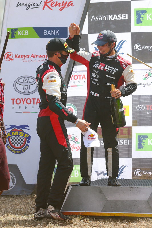 喜びを分かち合うセバスチャン・オジエ選手と勝田貴元選手