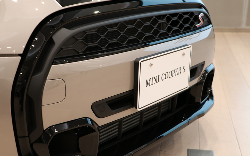 フロントバンパーの中央をボディ同色に変更したのも大きなトピック